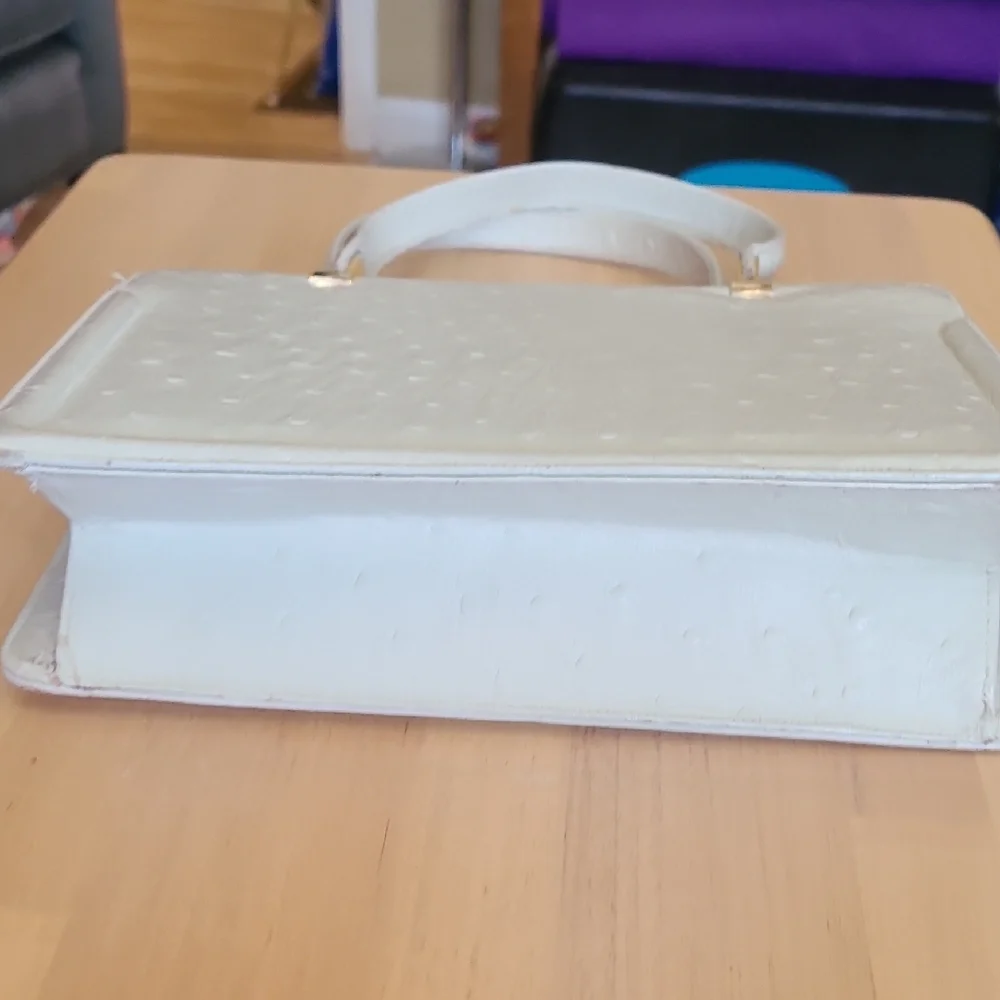 Elegant White Handbag - Picture 6 of 7